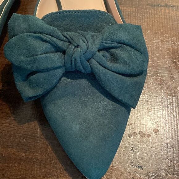 Crown & Ivy Women's Green Bow Mules - Picture 2 of 6